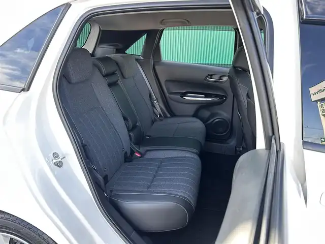 ホンダ フィット e:HEVホーム 宮城県 2020(令2)年 0.6万km プラチナホワイトパール Honda CONNECT for Gathers＋ナビ装着用スペシャルパッケージ/・オーディオリモートコントロールスイッチ/・リアワイドカメラ/・USBジャック/＝＝＝/ホンダセンシング/●衝突軽減ブレーキ〈CMBS〉/●誤発進抑制機能/●後方誤発進抑制機能/●近距離衝突軽減ブレーキ/●歩行者事故低減ステアリング/●路外逸脱抑制機能/●渋滞追従機能付アダプティブ・クルーズ・コントロール〈ACC〉/●車線維持支援システム〈LKAS〉/●先行車発進お知らせ機能/●標識認識機能/●オートハイビーム/コーナーセンサー/純正ナビ（VXM-215Ci）/・CD/SD/・Bluetooth/バックカメラ/ドライブレコーダー/革巻きステアリング/電動パーキングブレーキ/ブレーキホールド/LEDヘッドランプ/オートライト/スマートキー＆プッシュスタート/電動格納ミラー/純正フロアマット/ドアバイザー/W/サイド/カーテンエアバッグ