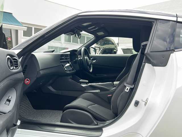 日産 フェアレディ Ｚ 東京都 2024(令6)年 0.9万km パール メーカーナビ/【Bluetooth/地デジ対応TV】/AppleCarPlay/AndroidAuto/ドアミラー自動開閉機能（ディーラーオプション）/バックカメラ/コーナーセンサー/衝突軽減ブレーキ/アダクティブレーダークルーズコントロール/ＢＳＭ/ＬＥＤヘッドライト/オートライト/オートハイビーム機能/ＥＴＣ２．０/前後クリアランスソナー