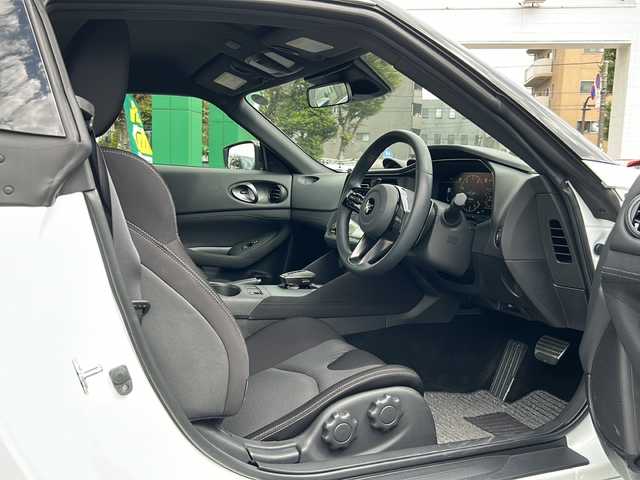 日産 フェアレディ Ｚ 東京都 2024(令6)年 0.9万km パール メーカーナビ/【Bluetooth/地デジ対応TV】/AppleCarPlay/AndroidAuto/ドアミラー自動開閉機能（ディーラーオプション）/バックカメラ/コーナーセンサー/衝突軽減ブレーキ/アダクティブレーダークルーズコントロール/ＢＳＭ/ＬＥＤヘッドライト/オートライト/オートハイビーム機能/ＥＴＣ２．０/前後クリアランスソナー