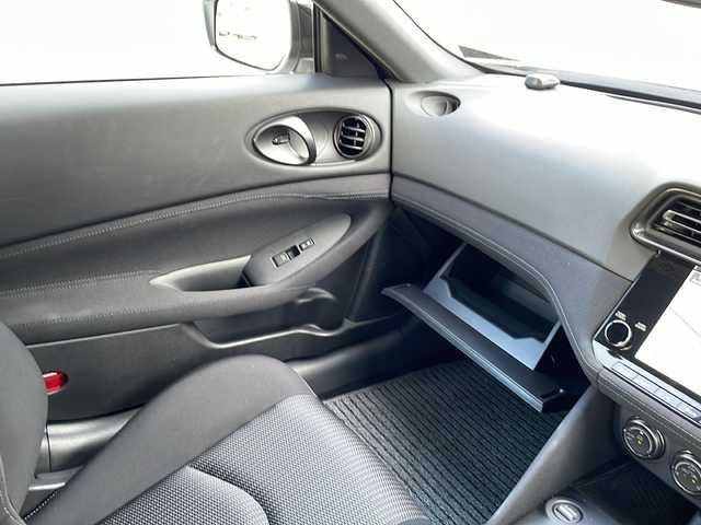 日産 フェアレディ Ｚ 東京都 2024(令6)年 0.9万km パール メーカーナビ/【Bluetooth/地デジ対応TV】/AppleCarPlay/AndroidAuto/ドアミラー自動開閉機能（ディーラーオプション）/バックカメラ/コーナーセンサー/衝突軽減ブレーキ/アダクティブレーダークルーズコントロール/ＢＳＭ/ＬＥＤヘッドライト/オートライト/オートハイビーム機能/ＥＴＣ２．０/前後クリアランスソナー