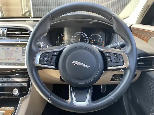 ジャガー ＸＥ XE プレステージ 福岡県 2019(平31)年 3.2万km 青 ワンオーナー/ＡＣＣ/ＭＥＲＩＤＩＡＮサウンド/禁煙車/バックカメラ/メーカーナビ/Ｂｌｕｅｔｏｏｔｈ/１９インチホイル/シートヒーター＆エアーシート/ステアリングヒーター/電動テールゲート