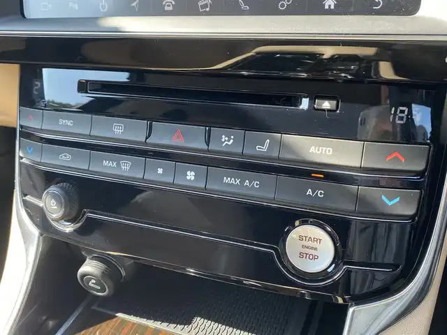 ジャガー ＸＥ XE プレステージ 福岡県 2019(平31)年 3.2万km 青 ワンオーナー/ＡＣＣ/ＭＥＲＩＤＩＡＮサウンド/禁煙車/バックカメラ/メーカーナビ/Ｂｌｕｅｔｏｏｔｈ/１９インチホイル/シートヒーター＆エアーシート/ステアリングヒーター/電動テールゲート