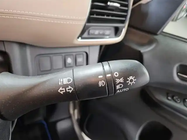 日産 セレナ e－パワー ハイウェイスター V 福岡県 2018(平30)年 7.8万km ベージュ セーフティパックB/純正9型ナビ/フルセグTV/両側ハンズフリーパワースライドドア/アラウンドビューモニター/ビルトインETC/プロパイロット/フロント/バックソナー/エマージェンシーブレーキ/車線逸脱防止支援システム/踏み間違い衝突防止アシスト/パーキングアシスト/標識検知機能/LEDヘッドランプ/純正OPブラウン革巻きステアリング/純正OPブラウンハーフレザーシート/純正15インチアルミホイール/スマートキー/プッシュパワースターター/禁煙車