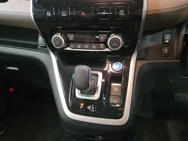 日産 セレナ e－パワー ハイウェイスター V 福岡県 2018(平30)年 7.8万km ベージュ セーフティパックB/純正9型ナビ/フルセグTV/両側ハンズフリーパワースライドドア/アラウンドビューモニター/ビルトインETC/プロパイロット/フロント/バックソナー/エマージェンシーブレーキ/車線逸脱防止支援システム/踏み間違い衝突防止アシスト/パーキングアシスト/標識検知機能/LEDヘッドランプ/純正OPブラウン革巻きステアリング/純正OPブラウンハーフレザーシート/純正15インチアルミホイール/スマートキー/プッシュパワースターター/禁煙車