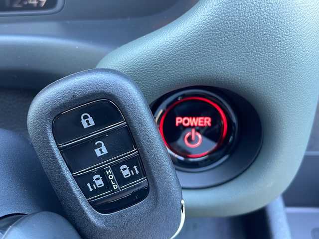 ホンダ フリード ハイブリット e:HEV クロスター 山口県 2025(令7)年 0.1千km ＬグリーンＭ 登録済未使用車/純正9インチナビ/・フルセグテレビ/・applecarplay/・androidauto/・Bluetooth接続/・AM/FM/バックカメラ/Honda SENSING/・衝突軽減ブレーキ/・踏み間違い衝突軽減システム/・急アクセル抑制機能/・路外逸脱抑制機能/・歩行者事故低減ステアリング/・渋滞追従機能付アダプティブクルーズコントロール/・車線維持支援システム/・トラフィックジャムアシスト/・先行車発進お知らせ機能/・オートマチックハイビーム/・標識認識機能/両側パワースライドドア/USB入力端子/ハーフレザーシート/シートヒーター/ウォークスルー/スマートキー/プッシュスタート/スペアキー1本/電子パーキング/純正LEDライト/純正15インチアルミホイール/ウィンカーミラー/取り扱い説明書/保証書