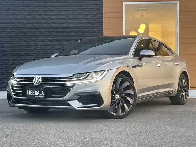フォルクスワーゲン アルテオン TSI 4モーション Rラインアドバンス 栃木県 2019(平31)年 6.1万km パイライトシルバーM ラグジュアリーパッケージ/├パノラマスライディングルーフ/└DYNAUDIOプレミアムサウンド/ACC/ヘッドアップディスプレイ/ナビ/フルセグTV/全方位カメラ/黒レザーシート/パワーシート/全席シートヒーター/運転席マッサージ/パワートランクリッド/LEDヘッドライト/オートハイビーム/クリアランスソナー/レーンキープアシスト/ブラインドスポット/フロントアシスト/アンビエントライト3色/ドライブレコーダー前後