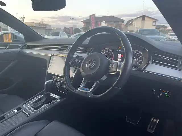 フォルクスワーゲン アルテオン TSI 4モーション Rラインアドバンス 栃木県 2019(平31)年 6.1万km パイライトシルバーM ラグジュアリーパッケージ/├パノラマスライディングルーフ/└DYNAUDIOプレミアムサウンド/ACC/ヘッドアップディスプレイ/ナビ/フルセグTV/全方位カメラ/黒レザーシート/パワーシート/全席シートヒーター/運転席マッサージ/パワートランクリッド/LEDヘッドライト/オートハイビーム/クリアランスソナー/レーンキープアシスト/ブラインドスポット/フロントアシスト/アンビエントライト3色/ドライブレコーダー前後