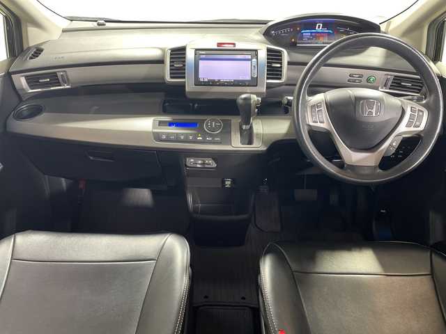 ホンダ フリード ハイブリット ジャストセレクション 神奈川県 2014(平26)年 7.3万km プレミアムスパークルブラックパール 純正7インチSDナビ(VXM-155VSi)/ドライブレコーダー/衝突被害軽減システム/車線逸脱警報/バックカメラ/クルーズコントロール/両側パワースライドドア/横滑り防止装置/ETC/アイドリングストップ/オートライト/サイドスポイラー/ステアリングスイッチ /ブラックレザー調シートカバー(前席/2nd)/ISOFIX対応/ウィンカーミラー/電動格納ミラー/シートリフター/ドアバイザー/プッシュスタート/スマートキー/フロアマット/スペアキー/取扱説明書