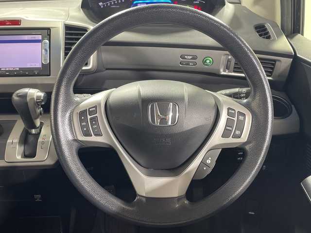 ホンダ フリード ハイブリット ジャストセレクション 神奈川県 2014(平26)年 7.3万km プレミアムスパークルブラックパール 純正7インチSDナビ(VXM-155VSi)/ドライブレコーダー/衝突被害軽減システム/車線逸脱警報/バックカメラ/クルーズコントロール/両側パワースライドドア/横滑り防止装置/ETC/アイドリングストップ/オートライト/サイドスポイラー/ステアリングスイッチ /ブラックレザー調シートカバー(前席/2nd)/ISOFIX対応/ウィンカーミラー/電動格納ミラー/シートリフター/ドアバイザー/プッシュスタート/スマートキー/フロアマット/スペアキー/取扱説明書