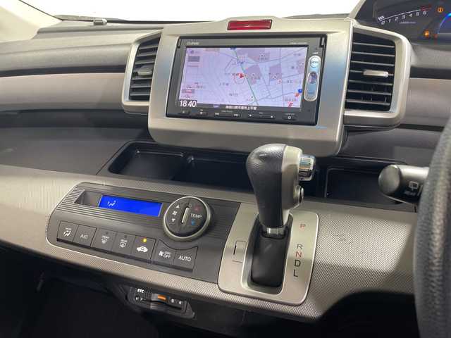 ホンダ フリード ハイブリット ジャストセレクション 神奈川県 2014(平26)年 7.3万km プレミアムスパークルブラックパール 純正7インチSDナビ(VXM-155VSi)/ドライブレコーダー/衝突被害軽減システム/車線逸脱警報/バックカメラ/クルーズコントロール/両側パワースライドドア/横滑り防止装置/ETC/アイドリングストップ/オートライト/サイドスポイラー/ステアリングスイッチ /ブラックレザー調シートカバー(前席/2nd)/ISOFIX対応/ウィンカーミラー/電動格納ミラー/シートリフター/ドアバイザー/プッシュスタート/スマートキー/フロアマット/スペアキー/取扱説明書