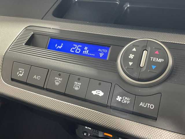 ホンダ フリード ハイブリット ジャストセレクション 神奈川県 2014(平26)年 7.3万km プレミアムスパークルブラックパール 純正7インチSDナビ(VXM-155VSi)/ドライブレコーダー/衝突被害軽減システム/車線逸脱警報/バックカメラ/クルーズコントロール/両側パワースライドドア/横滑り防止装置/ETC/アイドリングストップ/オートライト/サイドスポイラー/ステアリングスイッチ /ブラックレザー調シートカバー(前席/2nd)/ISOFIX対応/ウィンカーミラー/電動格納ミラー/シートリフター/ドアバイザー/プッシュスタート/スマートキー/フロアマット/スペアキー/取扱説明書