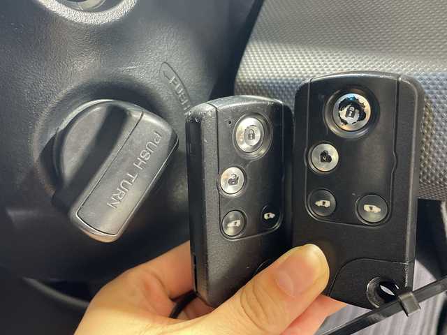 ホンダ フリード ハイブリット ジャストセレクション 神奈川県 2014(平26)年 7.3万km プレミアムスパークルブラックパール 純正7インチSDナビ(VXM-155VSi)/ドライブレコーダー/衝突被害軽減システム/車線逸脱警報/バックカメラ/クルーズコントロール/両側パワースライドドア/横滑り防止装置/ETC/アイドリングストップ/オートライト/サイドスポイラー/ステアリングスイッチ /ブラックレザー調シートカバー(前席/2nd)/ISOFIX対応/ウィンカーミラー/電動格納ミラー/シートリフター/ドアバイザー/プッシュスタート/スマートキー/フロアマット/スペアキー/取扱説明書