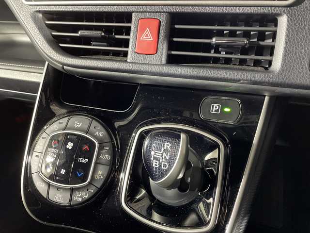 トヨタ エスクァイア ハイブリッド Gi 福岡県 2019(平31)年 7万km ブラック 純正メモリーナビゲーション/フルセグテレビ/CD DVD BT HDMI/バックカメラ/LEDヘッドライト/黒皮シート/シートヒーター/デジタルインナーミラー/ドライブレコーダー前後/両側パワースライドドア/クルーズコントロール/ウッドコンビハンドル/ステアリングスイッチ/オートライト/オートハイビーム/スマートキー/プッシュスタートエンジン