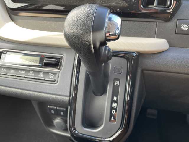 スズキ ソリオ HV MZ 千葉県 2022(令4)年 1.7万km リーフホワイト 衝突被害軽減システム/車線逸脱警報/クルーズコントロール/両側パワースライドドア/横滑り防止装置/アイドリングストップ/LEDヘッドライト/フォグランプ/オートライト/ウィンカーミラー/電動格納ミラー/純正15インチAW/シートリフター/プッシュスタート/スマートキー/スペアキー/取扱説明書/保証書