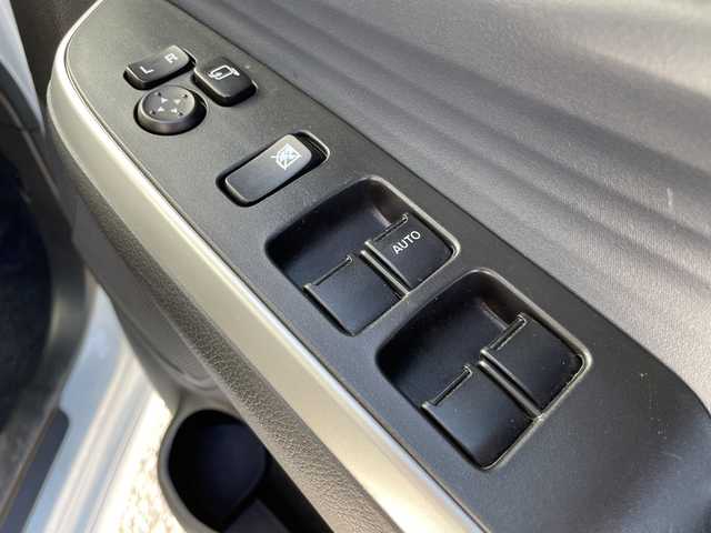 スズキ ソリオ HV MZ 千葉県 2022(令4)年 1.7万km リーフホワイト 衝突被害軽減システム/車線逸脱警報/クルーズコントロール/両側パワースライドドア/横滑り防止装置/アイドリングストップ/LEDヘッドライト/フォグランプ/オートライト/ウィンカーミラー/電動格納ミラー/純正15インチAW/シートリフター/プッシュスタート/スマートキー/スペアキー/取扱説明書/保証書