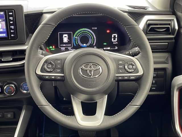 トヨタ ライズ Z 大阪府 2023(令5)年 2.2万km ブラックマイカメタリック 純正ナビ/【フルセグTV/Bluetooth/CD/DVD/FM/AM】/パノラマミックビューモニター/スマートアシスト（前後誤発信抑制機能付き）/・レーンキープコントロール/・アダプティブクルーズコントロール/・スマートペダル/・アダプティブドライビングビーム/前後コーナーセンサー/オートホールド/オートリトラクタブルミラー/ビルトインETC/前席シートヒーター/前後席USBポート/純正フロアマット/純正ドアバイザー/スマートキー×２/プッシュスタート/ステアリングスイッチ/ISOFIX対応