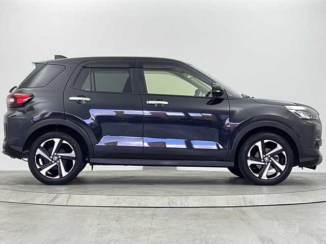 トヨタ ライズ Z 大阪府 2023(令5)年 2.2万km ブラックマイカメタリック 純正ナビ/【フルセグTV/Bluetooth/CD/DVD/FM/AM】/パノラマミックビューモニター/スマートアシスト（前後誤発信抑制機能付き）/・レーンキープコントロール/・アダプティブクルーズコントロール/・スマートペダル/・アダプティブドライビングビーム/前後コーナーセンサー/オートホールド/オートリトラクタブルミラー/ビルトインETC/前席シートヒーター/前後席USBポート/純正フロアマット/純正ドアバイザー/スマートキー×２/プッシュスタート/ステアリングスイッチ/ISOFIX対応