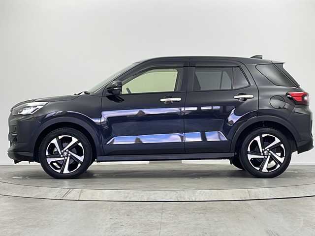 トヨタ ライズ Z 大阪府 2023(令5)年 2.2万km ブラックマイカメタリック 純正ナビ/【フルセグTV/Bluetooth/CD/DVD/FM/AM】/パノラマミックビューモニター/スマートアシスト（前後誤発信抑制機能付き）/・レーンキープコントロール/・アダプティブクルーズコントロール/・スマートペダル/・アダプティブドライビングビーム/前後コーナーセンサー/オートホールド/オートリトラクタブルミラー/ビルトインETC/前席シートヒーター/前後席USBポート/純正フロアマット/純正ドアバイザー/スマートキー×２/プッシュスタート/ステアリングスイッチ/ISOFIX対応