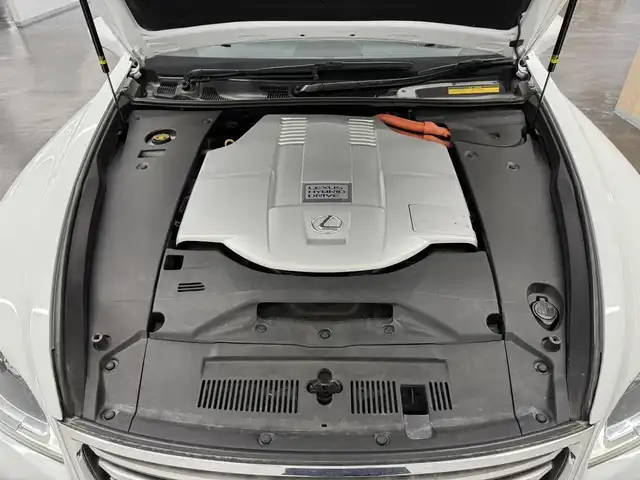 レクサス ＬＳ 600hL エグゼクティブP 三重県 2013(平25)年 14.3万km パール プレミアムガソリン/4WD/MTモード付フロアCVT/12.3型HDDナビ/（AM/FM/CD/DVD/Blu-ray/HDDREC/USB/Bluetooth/AUX/TV）/9インチ リヤシートエンターテインメント/バックカメラ/ETC/安全/・前方・後方プリクラッシュセーフティ（衝突回避支援型・ドライバーモニター付ミリ波レーダー・ステレオカメラ）/・ブラインドスポットモニター［BSM］/・レーンキーピングアシスト［LKA］/・レーダークルーズコントロール/・アダプティブハイビームシステム［AHS］/・クリアランスソナー/・空気圧警告表示/装備/・“マークレビンソン”プレミアムサウンド/・セミアニリン本革シート/・パワーシート（D16way/N10way/REAR4way）/・シートヒーター/ベンチレーション（D/N/REAR左右）/・ステアリングヒーター/・リヤシートリラクゼーションシステム（REAR左）/・AC100Vコンセント 100W/・オートライト・オートワイパー/・インテリジェントAFS付LEDヘッドランプ/・パワートランク/・電動チルト・テレスコピックステアリング/・リヤドア＆リヤガラス電動サンシェード/・グランドスペアタイヤ/・純正18inAW