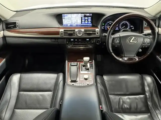 レクサス ＬＳ 600hL エグゼクティブP 三重県 2013(平25)年 14.3万km パール プレミアムガソリン/4WD/MTモード付フロアCVT/12.3型HDDナビ/（AM/FM/CD/DVD/Blu-ray/HDDREC/USB/Bluetooth/AUX/TV）/9インチ リヤシートエンターテインメント/バックカメラ/ETC/安全/・前方・後方プリクラッシュセーフティ（衝突回避支援型・ドライバーモニター付ミリ波レーダー・ステレオカメラ）/・ブラインドスポットモニター［BSM］/・レーンキーピングアシスト［LKA］/・レーダークルーズコントロール/・アダプティブハイビームシステム［AHS］/・クリアランスソナー/・空気圧警告表示/装備/・“マークレビンソン”プレミアムサウンド/・セミアニリン本革シート/・パワーシート（D16way/N10way/REAR4way）/・シートヒーター/ベンチレーション（D/N/REAR左右）/・ステアリングヒーター/・リヤシートリラクゼーションシステム（REAR左）/・AC100Vコンセント 100W/・オートライト・オートワイパー/・インテリジェントAFS付LEDヘッドランプ/・パワートランク/・電動チルト・テレスコピックステアリング/・リヤドア＆リヤガラス電動サンシェード/・グランドスペアタイヤ/・純正18inAW