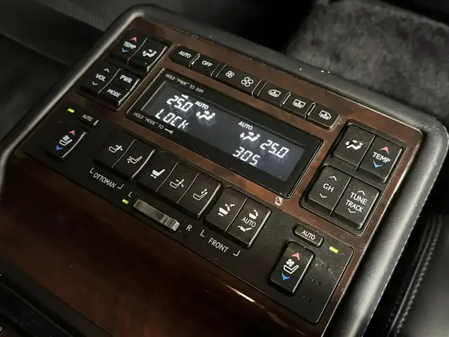 レクサス ＬＳ 600hL エグゼクティブP 三重県 2013(平25)年 14.3万km パール プレミアムガソリン/4WD/MTモード付フロアCVT/12.3型HDDナビ/（AM/FM/CD/DVD/Blu-ray/HDDREC/USB/Bluetooth/AUX/TV）/9インチ リヤシートエンターテインメント/バックカメラ/ETC/安全/・前方・後方プリクラッシュセーフティ（衝突回避支援型・ドライバーモニター付ミリ波レーダー・ステレオカメラ）/・ブラインドスポットモニター［BSM］/・レーンキーピングアシスト［LKA］/・レーダークルーズコントロール/・アダプティブハイビームシステム［AHS］/・クリアランスソナー/・空気圧警告表示/装備/・“マークレビンソン”プレミアムサウンド/・セミアニリン本革シート/・パワーシート（D16way/N10way/REAR4way）/・シートヒーター/ベンチレーション（D/N/REAR左右）/・ステアリングヒーター/・リヤシートリラクゼーションシステム（REAR左）/・AC100Vコンセント 100W/・オートライト・オートワイパー/・インテリジェントAFS付LEDヘッドランプ/・パワートランク/・電動チルト・テレスコピックステアリング/・リヤドア＆リヤガラス電動サンシェード/・グランドスペアタイヤ/・純正18inAW