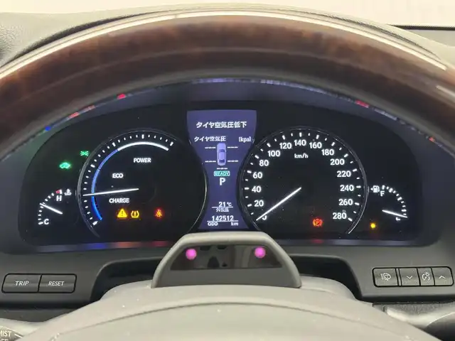 レクサス ＬＳ 600hL エグゼクティブP 三重県 2013(平25)年 14.3万km パール プレミアムガソリン/4WD/MTモード付フロアCVT/12.3型HDDナビ/（AM/FM/CD/DVD/Blu-ray/HDDREC/USB/Bluetooth/AUX/TV）/9インチ リヤシートエンターテインメント/バックカメラ/ETC/安全/・前方・後方プリクラッシュセーフティ（衝突回避支援型・ドライバーモニター付ミリ波レーダー・ステレオカメラ）/・ブラインドスポットモニター［BSM］/・レーンキーピングアシスト［LKA］/・レーダークルーズコントロール/・アダプティブハイビームシステム［AHS］/・クリアランスソナー/・空気圧警告表示/装備/・“マークレビンソン”プレミアムサウンド/・セミアニリン本革シート/・パワーシート（D16way/N10way/REAR4way）/・シートヒーター/ベンチレーション（D/N/REAR左右）/・ステアリングヒーター/・リヤシートリラクゼーションシステム（REAR左）/・AC100Vコンセント 100W/・オートライト・オートワイパー/・インテリジェントAFS付LEDヘッドランプ/・パワートランク/・電動チルト・テレスコピックステアリング/・リヤドア＆リヤガラス電動サンシェード/・グランドスペアタイヤ/・純正18inAW