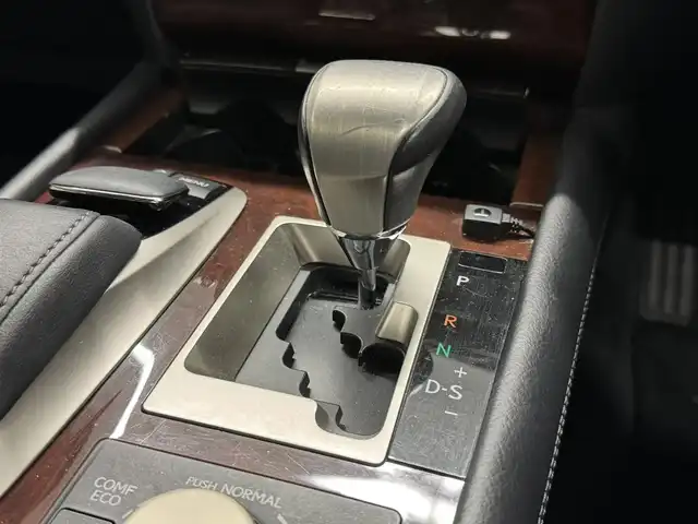 レクサス ＬＳ 600hL エグゼクティブP 三重県 2013(平25)年 14.3万km パール プレミアムガソリン/4WD/MTモード付フロアCVT/12.3型HDDナビ/（AM/FM/CD/DVD/Blu-ray/HDDREC/USB/Bluetooth/AUX/TV）/9インチ リヤシートエンターテインメント/バックカメラ/ETC/安全/・前方・後方プリクラッシュセーフティ（衝突回避支援型・ドライバーモニター付ミリ波レーダー・ステレオカメラ）/・ブラインドスポットモニター［BSM］/・レーンキーピングアシスト［LKA］/・レーダークルーズコントロール/・アダプティブハイビームシステム［AHS］/・クリアランスソナー/・空気圧警告表示/装備/・“マークレビンソン”プレミアムサウンド/・セミアニリン本革シート/・パワーシート（D16way/N10way/REAR4way）/・シートヒーター/ベンチレーション（D/N/REAR左右）/・ステアリングヒーター/・リヤシートリラクゼーションシステム（REAR左）/・AC100Vコンセント 100W/・オートライト・オートワイパー/・インテリジェントAFS付LEDヘッドランプ/・パワートランク/・電動チルト・テレスコピックステアリング/・リヤドア＆リヤガラス電動サンシェード/・グランドスペアタイヤ/・純正18inAW