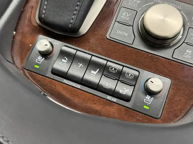 レクサス ＬＳ 600hL エグゼクティブP 三重県 2013(平25)年 14.3万km パール プレミアムガソリン/4WD/MTモード付フロアCVT/12.3型HDDナビ/（AM/FM/CD/DVD/Blu-ray/HDDREC/USB/Bluetooth/AUX/TV）/9インチ リヤシートエンターテインメント/バックカメラ/ETC/安全/・前方・後方プリクラッシュセーフティ（衝突回避支援型・ドライバーモニター付ミリ波レーダー・ステレオカメラ）/・ブラインドスポットモニター［BSM］/・レーンキーピングアシスト［LKA］/・レーダークルーズコントロール/・アダプティブハイビームシステム［AHS］/・クリアランスソナー/・空気圧警告表示/装備/・“マークレビンソン”プレミアムサウンド/・セミアニリン本革シート/・パワーシート（D16way/N10way/REAR4way）/・シートヒーター/ベンチレーション（D/N/REAR左右）/・ステアリングヒーター/・リヤシートリラクゼーションシステム（REAR左）/・AC100Vコンセント 100W/・オートライト・オートワイパー/・インテリジェントAFS付LEDヘッドランプ/・パワートランク/・電動チルト・テレスコピックステアリング/・リヤドア＆リヤガラス電動サンシェード/・グランドスペアタイヤ/・純正18inAW