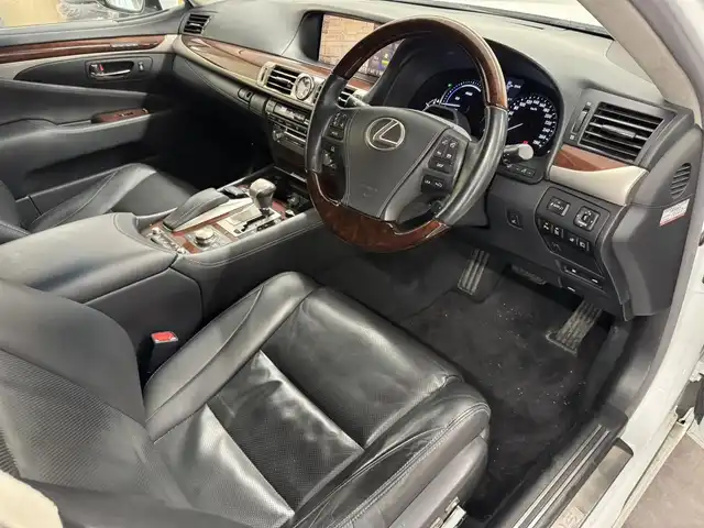 レクサス ＬＳ 600hL エグゼクティブP 三重県 2013(平25)年 14.3万km パール プレミアムガソリン/4WD/MTモード付フロアCVT/12.3型HDDナビ/（AM/FM/CD/DVD/Blu-ray/HDDREC/USB/Bluetooth/AUX/TV）/9インチ リヤシートエンターテインメント/バックカメラ/ETC/安全/・前方・後方プリクラッシュセーフティ（衝突回避支援型・ドライバーモニター付ミリ波レーダー・ステレオカメラ）/・ブラインドスポットモニター［BSM］/・レーンキーピングアシスト［LKA］/・レーダークルーズコントロール/・アダプティブハイビームシステム［AHS］/・クリアランスソナー/・空気圧警告表示/装備/・“マークレビンソン”プレミアムサウンド/・セミアニリン本革シート/・パワーシート（D16way/N10way/REAR4way）/・シートヒーター/ベンチレーション（D/N/REAR左右）/・ステアリングヒーター/・リヤシートリラクゼーションシステム（REAR左）/・AC100Vコンセント 100W/・オートライト・オートワイパー/・インテリジェントAFS付LEDヘッドランプ/・パワートランク/・電動チルト・テレスコピックステアリング/・リヤドア＆リヤガラス電動サンシェード/・グランドスペアタイヤ/・純正18inAW
