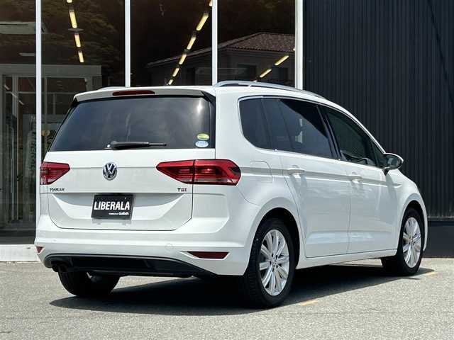フォルクスワーゲン ゴルフ トゥーラン TSI ハイライン 福岡県 2016(平28)年 4.6万km ピュアホワイト 純正ナビ/CD/DVD/SD/USB/AUX/BT/フルセグ/Applecarplay/ETC2.0/バックカメラ/ACC/レーンキープアシスト/オートホールド/革巻きステアリング/パドルシフト/ステアリングスイッチ/シートヒーター全席/LEDヘッドライト/オートライト/フォグライト前後/純正フロアマット/純正17AW