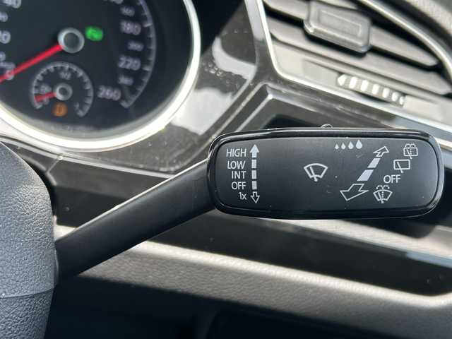 フォルクスワーゲン ゴルフ トゥーラン TSI ハイライン 福岡県 2016(平28)年 4.6万km ピュアホワイト 純正ナビ/CD/DVD/SD/USB/AUX/BT/フルセグ/Applecarplay/ETC2.0/バックカメラ/ACC/レーンキープアシスト/オートホールド/革巻きステアリング/パドルシフト/ステアリングスイッチ/シートヒーター全席/LEDヘッドライト/オートライト/フォグライト前後/純正フロアマット/純正17AW