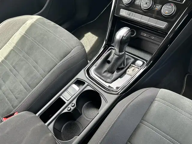 フォルクスワーゲン ゴルフ トゥーラン TSI ハイライン 福岡県 2016(平28)年 4.6万km ピュアホワイト 純正ナビ/CD/DVD/SD/USB/AUX/BT/フルセグ/Applecarplay/ETC2.0/バックカメラ/ACC/レーンキープアシスト/オートホールド/革巻きステアリング/パドルシフト/ステアリングスイッチ/シートヒーター全席/LEDヘッドライト/オートライト/フォグライト前後/純正フロアマット/純正17AW