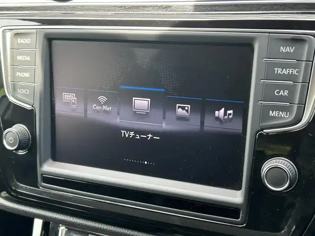 フォルクスワーゲン ゴルフ トゥーラン TSI ハイライン 福岡県 2016(平28)年 4.6万km ピュアホワイト 純正ナビ/CD/DVD/SD/USB/AUX/BT/フルセグ/Applecarplay/ETC2.0/バックカメラ/ACC/レーンキープアシスト/オートホールド/革巻きステアリング/パドルシフト/ステアリングスイッチ/シートヒーター全席/LEDヘッドライト/オートライト/フォグライト前後/純正フロアマット/純正17AW
