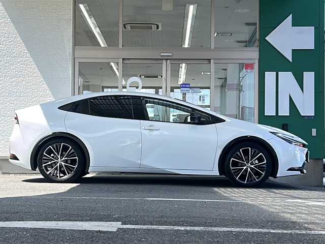 トヨタ プリウス Z 愛知県 2024(令6)年 0.7万km プラチナホワイトパールマイカ 禁煙車/ワンオーナー/革シート/純正メーカーナビ/Miracast/フルセグ/パノラミックビューモニター/デジタルインナーミラー/　（ドライブレコーダー内蔵）/純正ビルトインETC/電動リアゲート/トヨタセーフティセンス/アドバンストパーク/ステアリングリモコン/前後コーナーセンサー/クリアランスソナー/アダプティプクルーズコントロール/ブラインドスポットモニター/置くだけ充電/ハンドルヒーター/シートヒーター（D/N席）/エアーシート（D/N席）/パワーシート（D席）/メモリーシート（D席）/D/Nサンシェード/純正19アルミ/純正フロアマット/フォグランプ/純正LEDヘッドライト/AUTOライト/AUTOハイビーム/100V充電/電動格納ミラー/スペアキー/取説/保証書