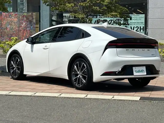 トヨタ プリウス Z 福島県 2024(令6)年 0.7万km プラチナホワイトパールマイカ ワンオーナー/寒冷地仕様/純正12.3インチディスプレイオーディオ/【Miracast/BT/フルセグTV/USB/AM/FM】/パノラミックビューモニター/デジタルインナーミラー(ドライブレコーダー内蔵)/純正ビルトインETC2.0/トヨタセーフティセンス/・ブラインドスポットモニター（BSM）/・安全降車アシスト（SEA）＋ドアオープン制御（e-latch）/・パーキングサポートブレーキ（前後方・静止物・車両）/・アドバンスト パーク（高度自動駐車）/・プリクラッシュセーフティ（PCS）/・レーントレーシングアシスト（LTA）/・レーンディパーチャーアラート（LDA）/・レーダークルーズコントロール（全車速追従機能付）/・プロアクティブドライビングアシスト（PDA）/・ロードサインアシスト（RSA）/LEDヘッドライト(AUTO付)/オートマチックハイビーム（AHB）/前席シートヒーター/前席エアシート/ステアリングヒーター/パワーシート/パワーバックドア/純正フロアマット/純正アルミホイール装着/置くだけ充電/USB入力端子＋タイプC/AC100V電源/スペアキー(1本)/保証書・取説