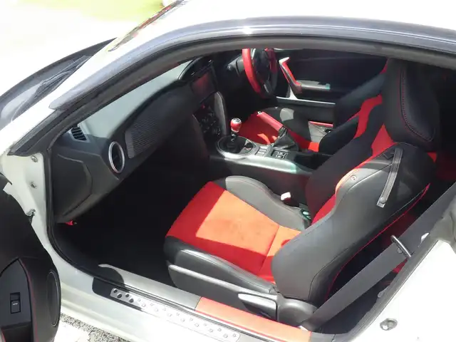 トヨタ ８６ GT リミテッド 千葉県 2014(平26)年 2.2万km クリスタルホワイトパール 純正SDナビ/ワンセグTV/【CD再生機能　Bluetooth接続】/革巻きステアリング/ETC/HID/フォグライト/純正17インチアルミホイル/サイド/カーテンエアバッグ/スマートキー