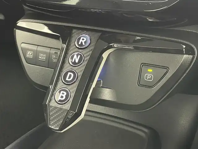 トヨタ プリウス Sツーリングセレクション 岡山県 2020(令2)年 6.9万km アティチュードブラックマイカ SDメモリナビゲーション		/【フルセグ/Bluetooth/DVD/MSV】		/バックカメラ		/純正17inアルミホイール+サマータイヤ：装着				/レーダークルーズコントロール		/ビルトインETC		/LEDヘッドライト（AUTO機能付き）		/シートヒーター	/オートライト/オートハイビーム	/横滑り防止機能		/衝突軽減システム		/車線逸脱防止システム		/プッシュスタート			/フロアマット		/新車保証書		/取扱説明書		/スペアキー×１