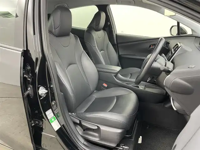 トヨタ プリウス Sツーリングセレクション 岡山県 2020(令2)年 6.9万km アティチュードブラックマイカ SDメモリナビゲーション		/【フルセグ/Bluetooth/DVD/MSV】		/バックカメラ		/純正17inアルミホイール+サマータイヤ：装着				/レーダークルーズコントロール		/ビルトインETC		/LEDヘッドライト（AUTO機能付き）		/シートヒーター	/オートライト/オートハイビーム	/横滑り防止機能		/衝突軽減システム		/車線逸脱防止システム		/プッシュスタート			/フロアマット		/新車保証書		/取扱説明書		/スペアキー×１