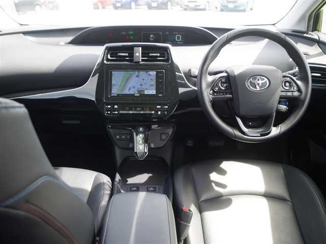 トヨタ プリウス Sツーリングセレクション 千葉県 2020(令2)年 6.9万km アティチュードブラックマイカ Toyota Safety Sense/・プリクラッシュセーフティ/・レーンディパーチャーアラート/・オートハイビーム/・レーダークルーズコントロール/社外SDナビ/地デジTV/【DVD/CD再生機能　Bluetooth接続】/バックカメラ/ドライブレコーダー/革巻きステアリング/ETC/LEDヘッドライト/フォグライト/ウインカーミラー/純正17インチアルミホイル/サイド/カーテンエアバッグ/スマートキー