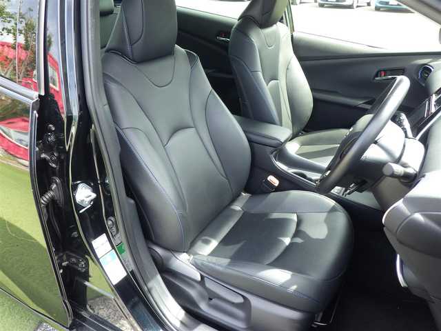 トヨタ プリウス Sツーリングセレクション 千葉県 2020(令2)年 6.9万km アティチュードブラックマイカ Toyota Safety Sense/・プリクラッシュセーフティ/・レーンディパーチャーアラート/・オートハイビーム/・レーダークルーズコントロール/社外SDナビ/地デジTV/【DVD/CD再生機能　Bluetooth接続】/バックカメラ/ドライブレコーダー/革巻きステアリング/ETC/LEDヘッドライト/フォグライト/ウインカーミラー/純正17インチアルミホイル/サイド/カーテンエアバッグ/スマートキー