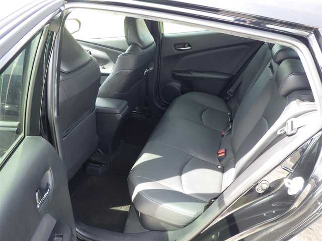 トヨタ プリウス Sツーリングセレクション 千葉県 2020(令2)年 6.9万km アティチュードブラックマイカ Toyota Safety Sense/・プリクラッシュセーフティ/・レーンディパーチャーアラート/・オートハイビーム/・レーダークルーズコントロール/社外SDナビ/地デジTV/【DVD/CD再生機能　Bluetooth接続】/バックカメラ/ドライブレコーダー/革巻きステアリング/ETC/LEDヘッドライト/フォグライト/ウインカーミラー/純正17インチアルミホイル/サイド/カーテンエアバッグ/スマートキー