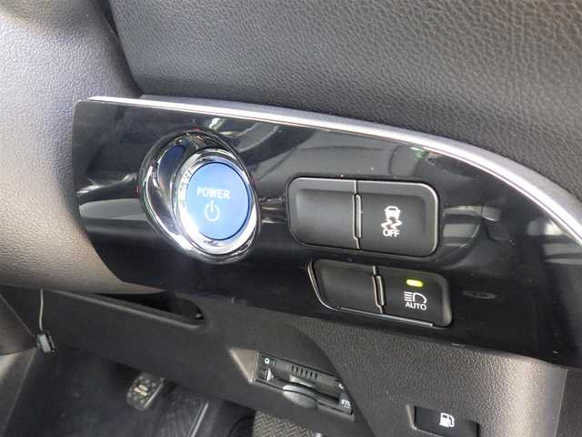 トヨタ プリウス Sツーリングセレクション 千葉県 2020(令2)年 6.9万km アティチュードブラックマイカ Toyota Safety Sense/・プリクラッシュセーフティ/・レーンディパーチャーアラート/・オートハイビーム/・レーダークルーズコントロール/社外SDナビ/地デジTV/【DVD/CD再生機能　Bluetooth接続】/バックカメラ/ドライブレコーダー/革巻きステアリング/ETC/LEDヘッドライト/フォグライト/ウインカーミラー/純正17インチアルミホイル/サイド/カーテンエアバッグ/スマートキー