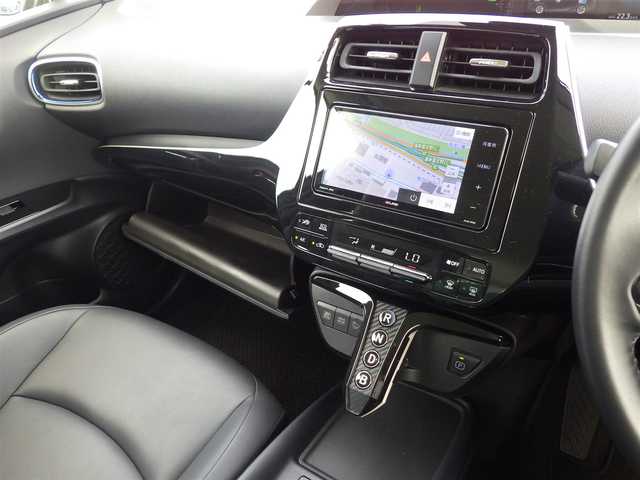 トヨタ プリウス Sツーリングセレクション 千葉県 2020(令2)年 6.9万km アティチュードブラックマイカ Toyota Safety Sense/・プリクラッシュセーフティ/・レーンディパーチャーアラート/・オートハイビーム/・レーダークルーズコントロール/社外SDナビ/地デジTV/【DVD/CD再生機能　Bluetooth接続】/バックカメラ/ドライブレコーダー/革巻きステアリング/ETC/LEDヘッドライト/フォグライト/ウインカーミラー/純正17インチアルミホイル/サイド/カーテンエアバッグ/スマートキー