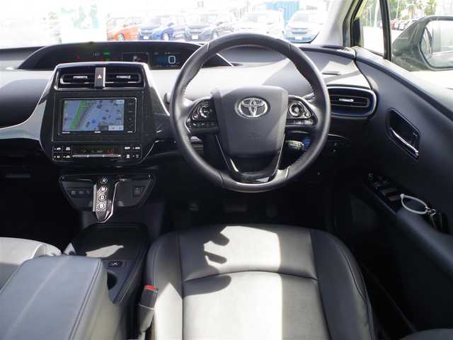 トヨタ プリウス Sツーリングセレクション 千葉県 2020(令2)年 6.9万km アティチュードブラックマイカ Toyota Safety Sense/・プリクラッシュセーフティ/・レーンディパーチャーアラート/・オートハイビーム/・レーダークルーズコントロール/社外SDナビ/地デジTV/【DVD/CD再生機能　Bluetooth接続】/バックカメラ/ドライブレコーダー/革巻きステアリング/ETC/LEDヘッドライト/フォグライト/ウインカーミラー/純正17インチアルミホイル/サイド/カーテンエアバッグ/スマートキー