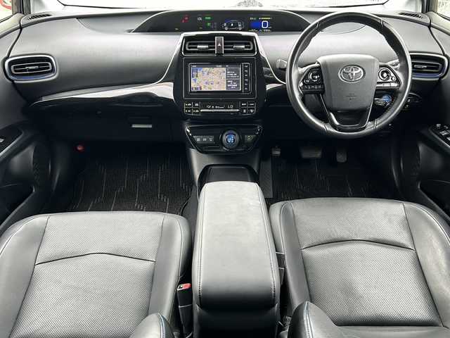 トヨタ プリウス A プレミアム　ツーリングセレ 沖縄県 2020(令2)年 6.8万km グレーメタリック 禁煙車　/純正ナビ　フルセグＴＶ　/全方位カメラ　バックカメラ　　/トヨタセーフティセンス　/前後ドライブレコーダー　/ＥＴＣ　/クリアランスソナー　/クルーズコントロール　/ヘッドアップディスプレイ　/ブラインドスポットモニター/革巻きステアリング/ステアリングスイッチ/LEDヘッドライト/オートライト /オートハイビーム/ウインカードアミラー/スマートキー