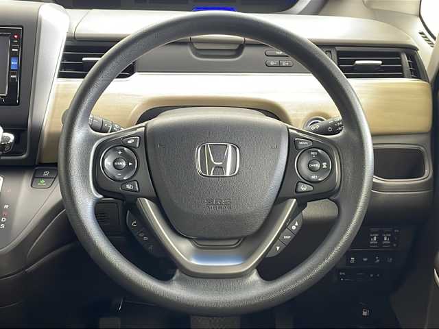ホンダ フリード G ホンダセンシング 新潟県 2019(令1)年 5.4万km ホワイトオーキッドパール 純正SDナビ（Bluetooth・CD・DVD・USB）/両側パワスラ　/フリップダウンモニター　/追従クルーズコントロール/バックカメラ　/フルセグ　/前後ドライブレコーダー/レーンキープアシスト　/LEDオートライト　/衝突被害軽減システム　/フロントワイパーデアイサー/ETC/純正フロアマット/純正１５インチアルミホイール