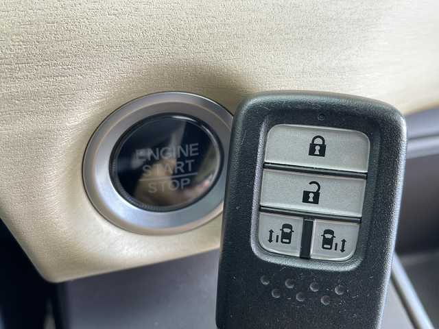 ホンダ フリード G ホンダセンシング 新潟県 2019(令1)年 5.4万km ホワイトオーキッドパール 純正SDナビ（Bluetooth・CD・DVD・USB）/両側パワスラ　/フリップダウンモニター　/追従クルーズコントロール/バックカメラ　/フルセグ　/前後ドライブレコーダー/レーンキープアシスト　/LEDオートライト　/衝突被害軽減システム　/フロントワイパーデアイサー/ETC/純正フロアマット/純正１５インチアルミホイール