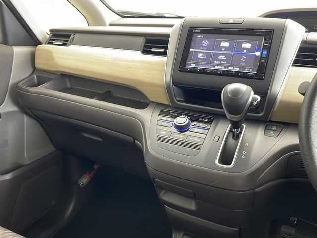 ホンダ フリード G ホンダセンシング 新潟県 2019(令1)年 5.4万km ホワイトオーキッドパール 純正SDナビ（Bluetooth・CD・DVD・USB）/両側パワスラ　/フリップダウンモニター　/追従クルーズコントロール/バックカメラ　/フルセグ　/前後ドライブレコーダー/レーンキープアシスト　/LEDオートライト　/衝突被害軽減システム　/フロントワイパーデアイサー/ETC/純正フロアマット/純正１５インチアルミホイール