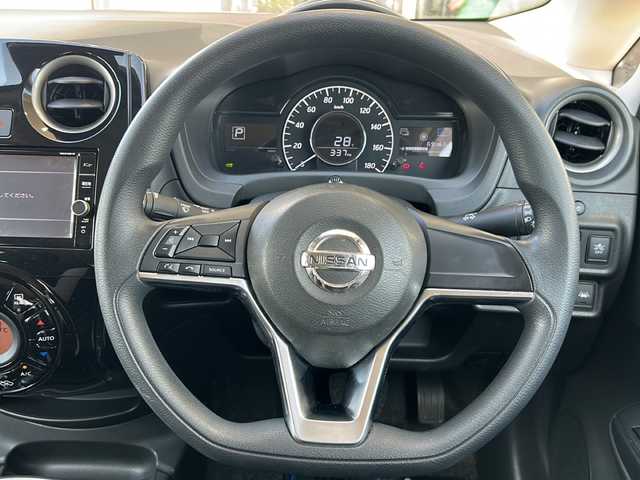日産 ノート e－パワー X 静岡県 2019(平31)年 7万km ブリリアントホワイトパール 純正ナビ/・CD/DVD/・FM/AM/・Bluetooth/・SD/・フルセグTV/主要装備/・アラウンドビューモニター/・衝突被害軽減システム/・ＥＴＣ/・横滑り防止装置/・レーンキープアシスト/・コーナーセンサー/・先行車発進お知らせ機能/・オートライト/・ＬＥＤヘッドライト/・ドライブレコーダー/・ステアリングスイッチ