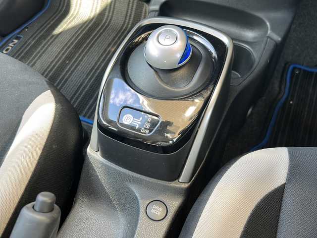 日産 ノート e－パワー X 静岡県 2019(平31)年 7万km ブリリアントホワイトパール 純正ナビ/・CD/DVD/・FM/AM/・Bluetooth/・SD/・フルセグTV/主要装備/・アラウンドビューモニター/・衝突被害軽減システム/・ＥＴＣ/・横滑り防止装置/・レーンキープアシスト/・コーナーセンサー/・先行車発進お知らせ機能/・オートライト/・ＬＥＤヘッドライト/・ドライブレコーダー/・ステアリングスイッチ